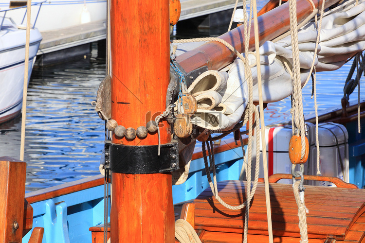 一艘用木头航行的旧渔船的细节