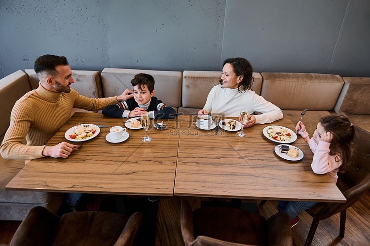 快乐的白人家庭在一家餐馆一起吃
