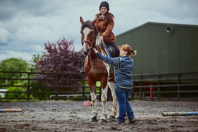 没有什么比学习骑小马更能体现童