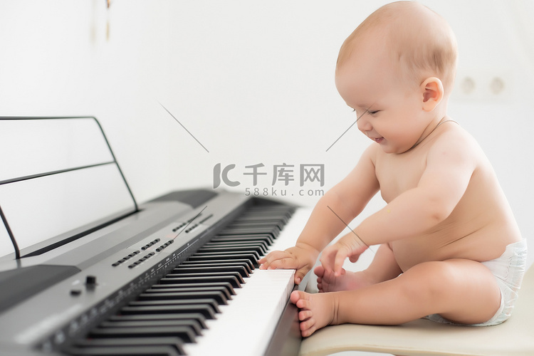 蹒跚学步的男婴，在家弹钢琴，儿