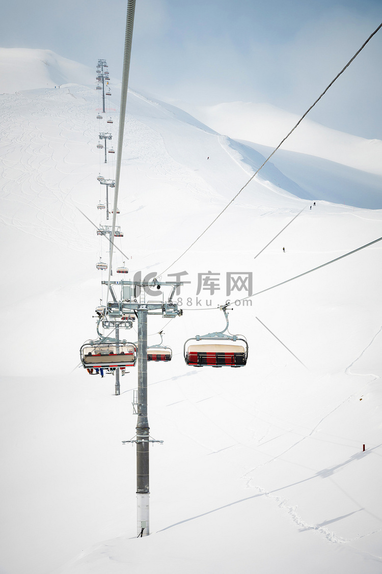 通往山顶进行速降滑雪的露天缆车