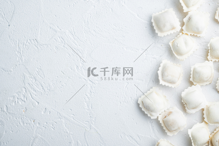 冷冻饺子饺子和馄饨，白色背景，