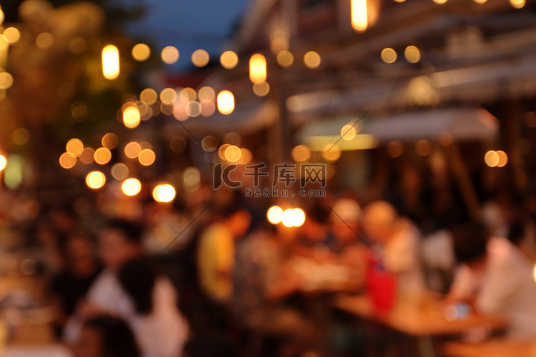 餐厅夜间图像模糊，餐厅里很多人