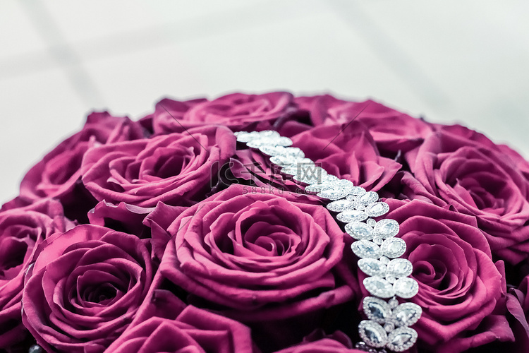 豪华钻石首饰手镯和粉红玫瑰花、