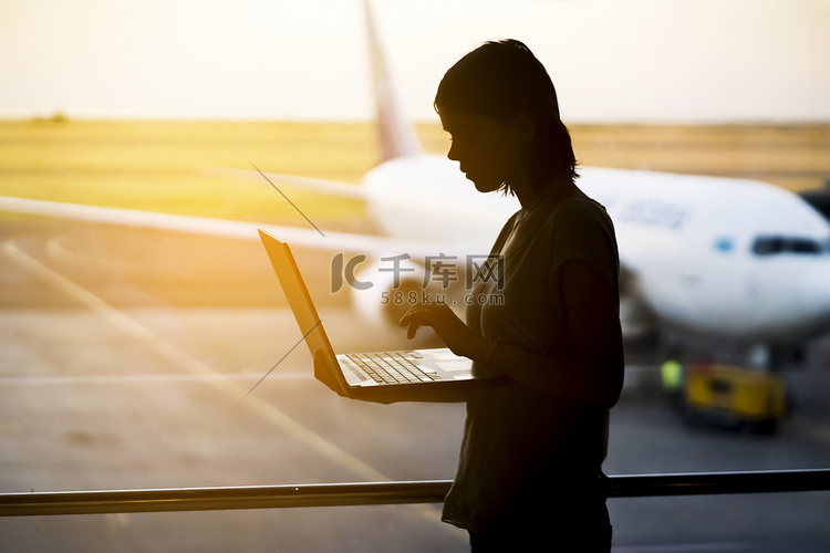 在机场携带笔记本电脑的女人。