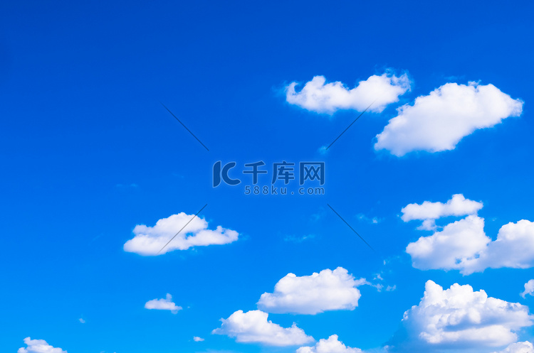 白色蓬松的云彩排列在蓝天背景抽