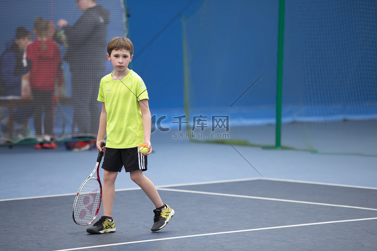 有网球拍的小男孩。