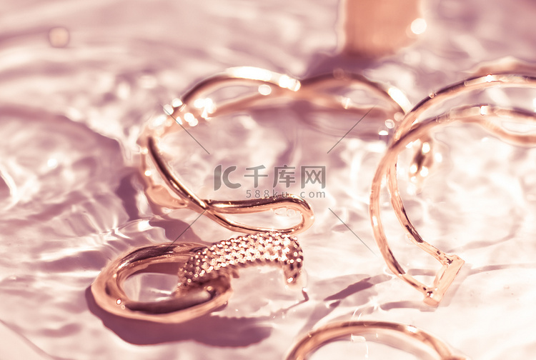玫瑰金手镯、耳环、戒指、粉色水
