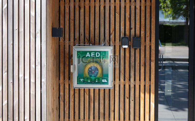 除颤器挂在居民楼门口的墙上。
