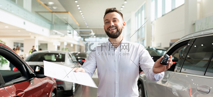 保险公司员工在汽车经销店购买新