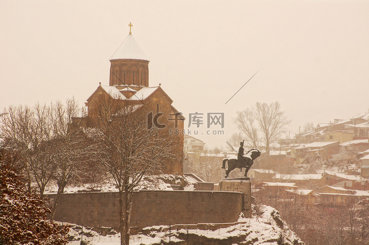 雾天第比利斯老城被雪覆盖的冬景