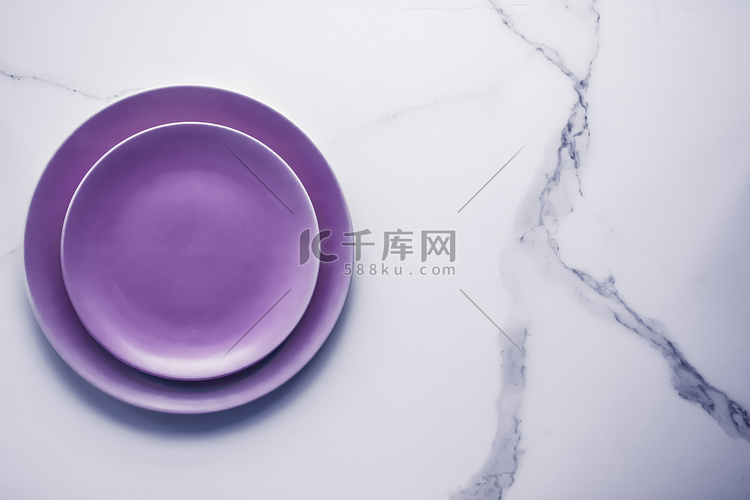 大理石桌背景上的紫色空盘、餐厅