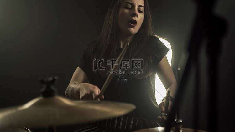 一个精力充沛的女鼓手演奏架子鼓