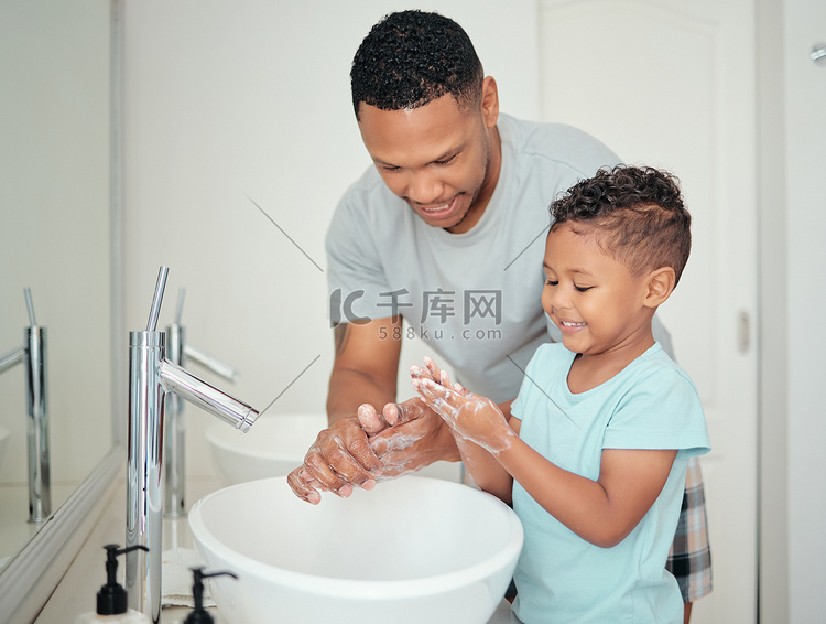 肥皂、父亲和孩子清洁双手，以保