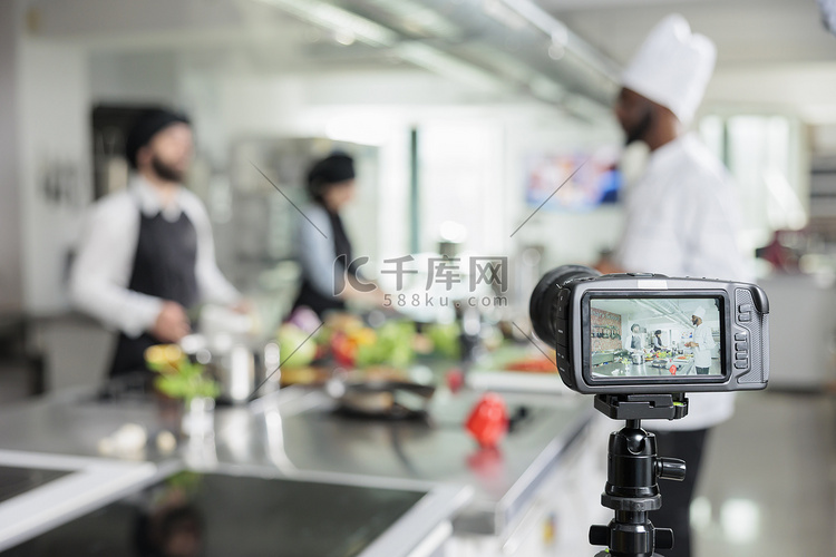 相机拍摄餐厅厨房厨师为烹饪学校