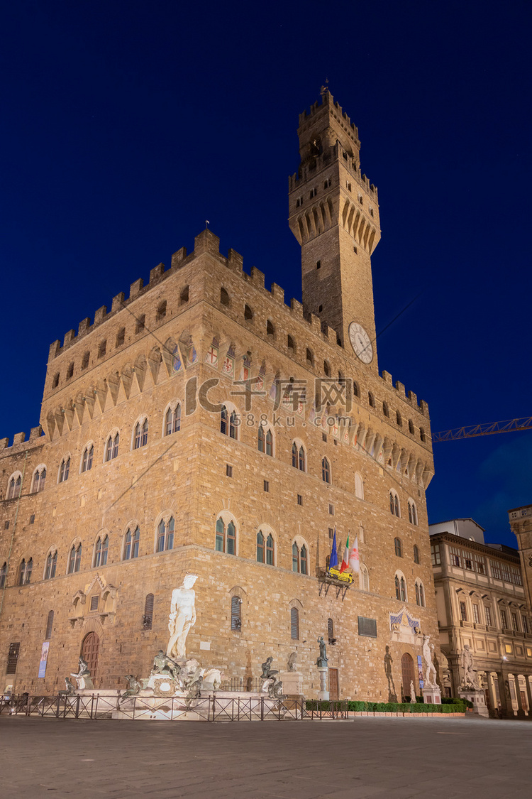 佛罗伦萨建筑在夜间照明，领主广
