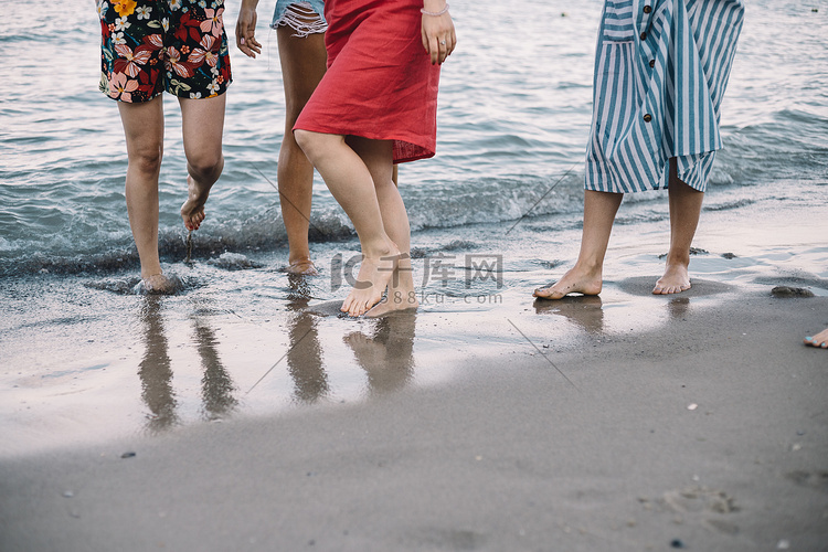 海滩上的女人留在海水中