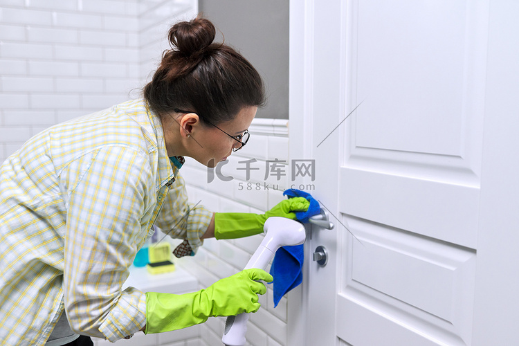 女人在浴室打扫卫生，用淋浴蒸汽