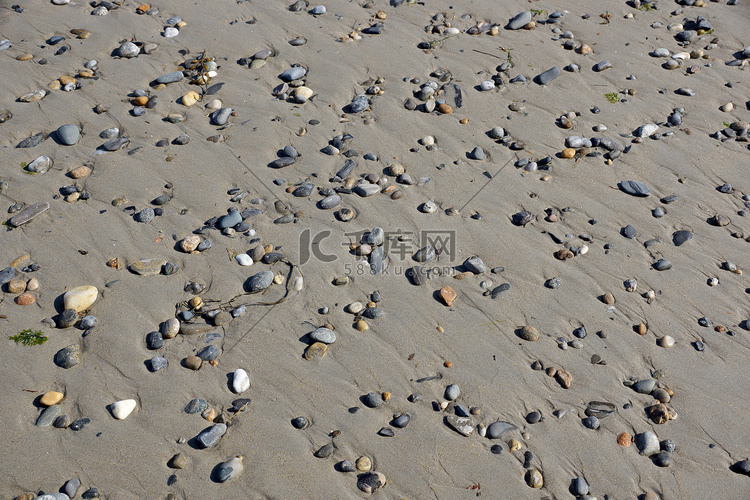 沙子里的卵石岩石