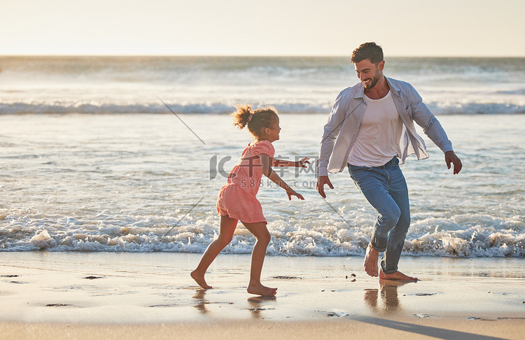 海滩上的孩子和父亲一起在海洋中