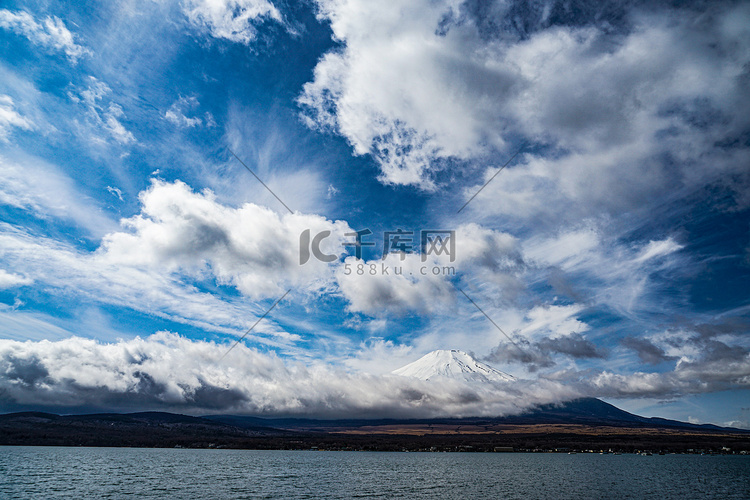 富士山和壮丽的天空（山中湖拍摄