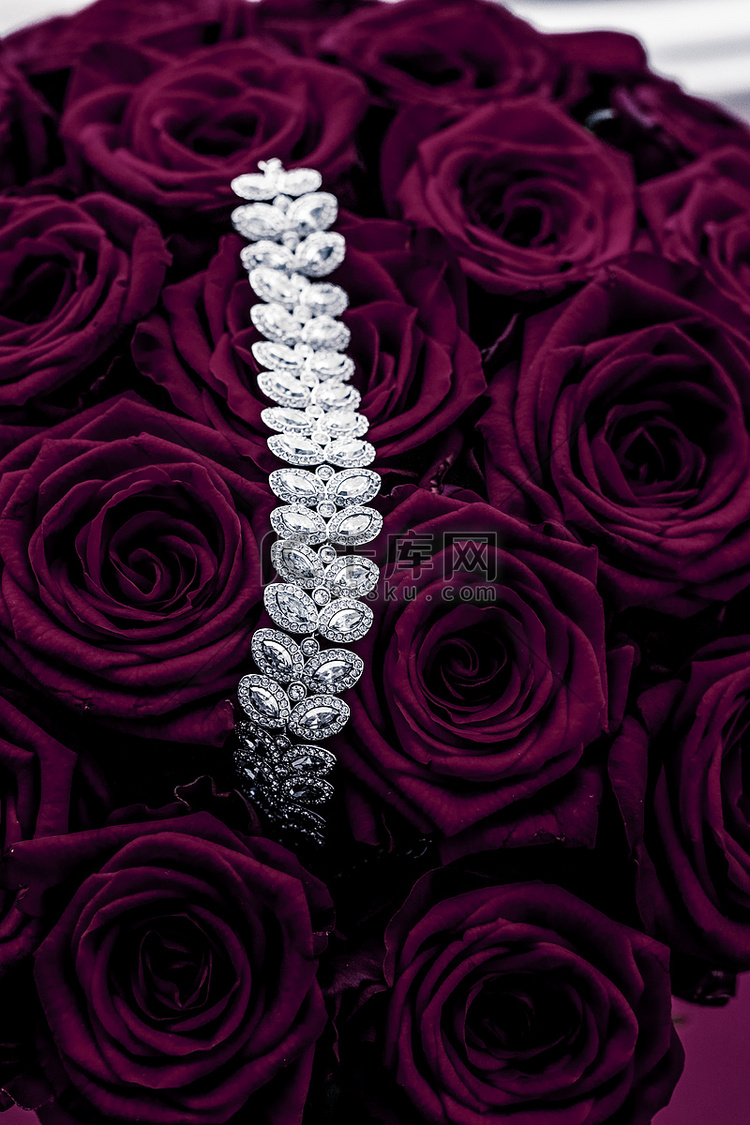 豪华钻石首饰手链和紫玫瑰花、情