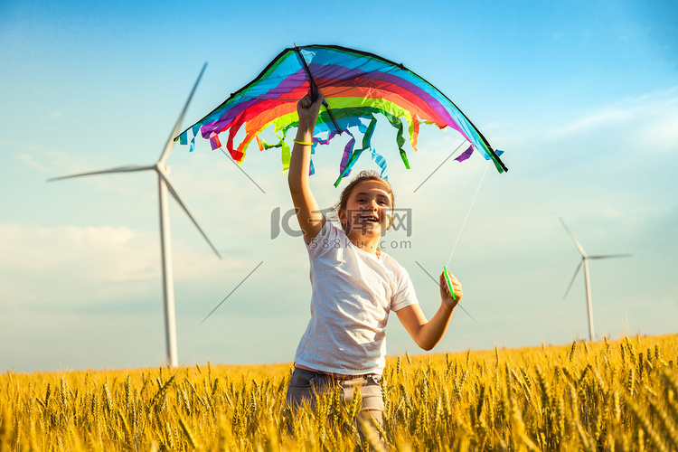 夏天，快乐的小女孩带着风筝在麦