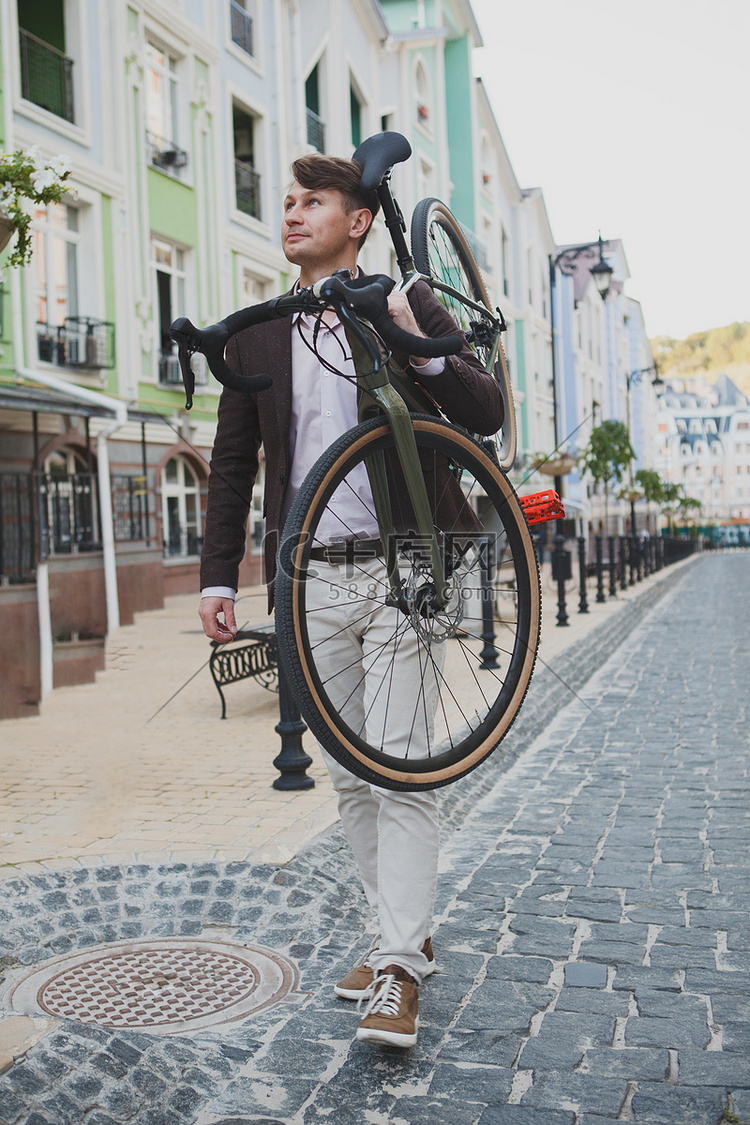 在城市骑自行车的成熟男人