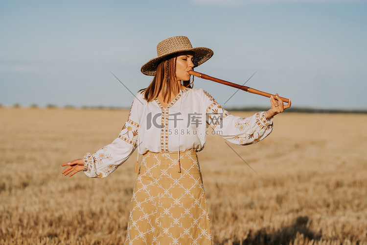 农村妇女吹木笛-乌克兰特伦卡，