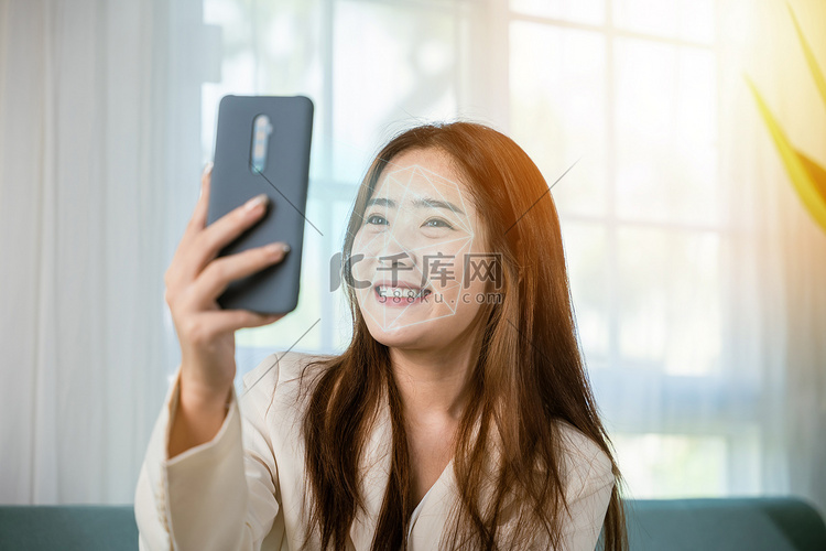 亚洲女性使用智能手机进行门禁人