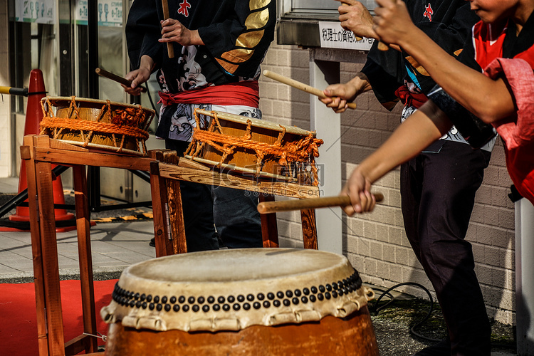 敲日本鼓的儿童形象