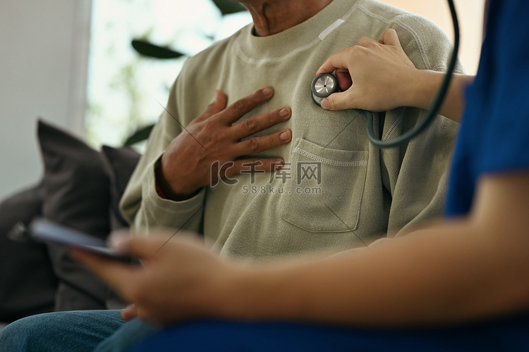 医生拿着听诊器检查老年男性患者