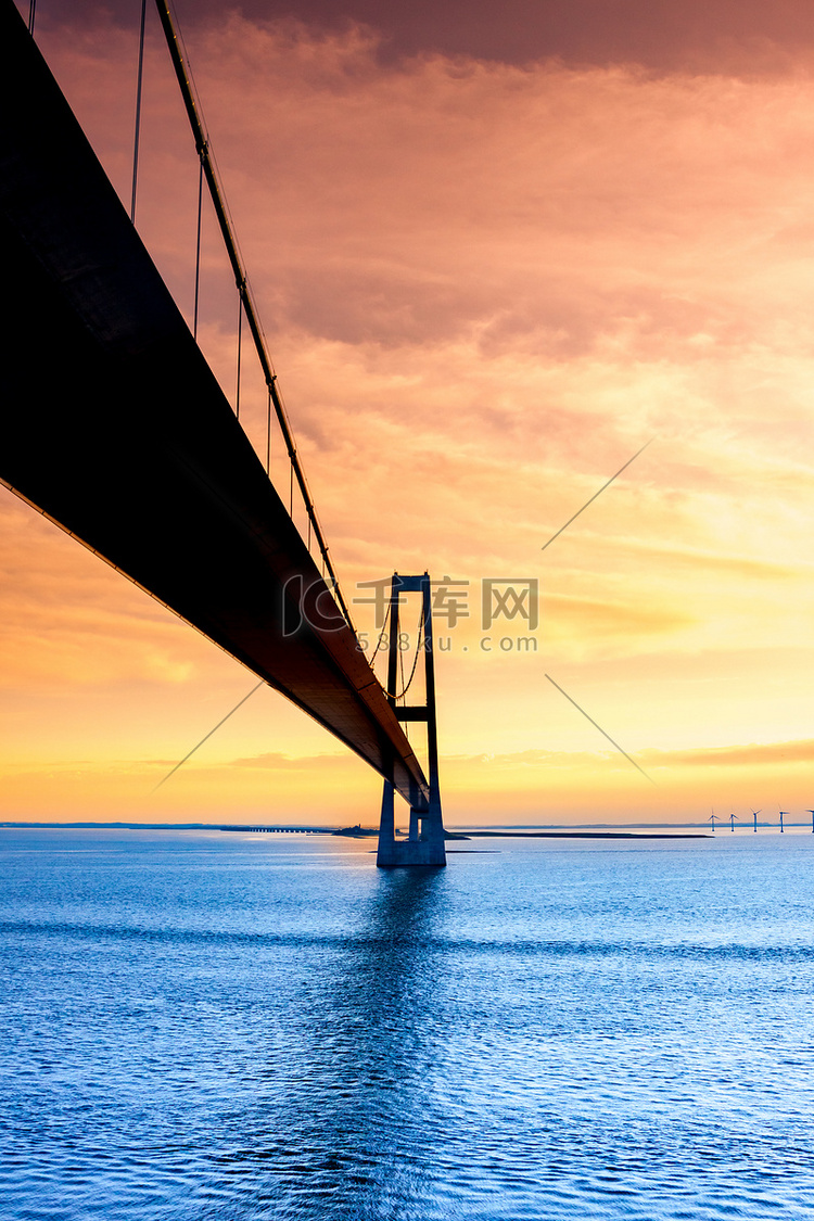 丹麦日落时的大带吊桥。