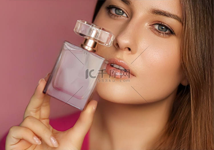 粉红色背景的香水、美容产品和化