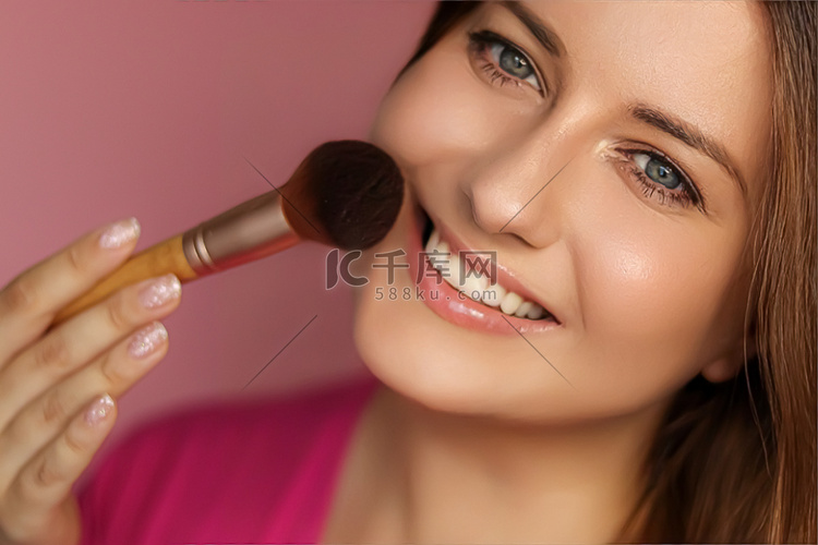 美丽的年轻女子用化妆竹刷、美容