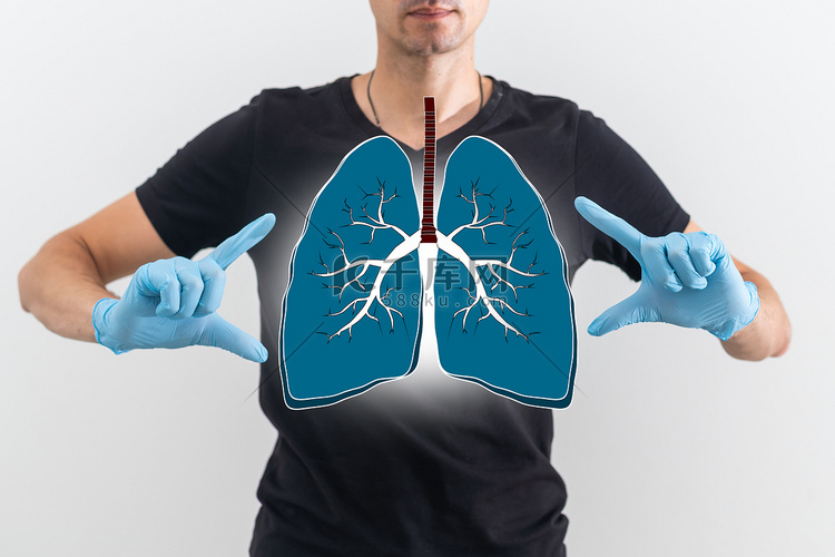 医生查看肺的全息图，在虚拟界面