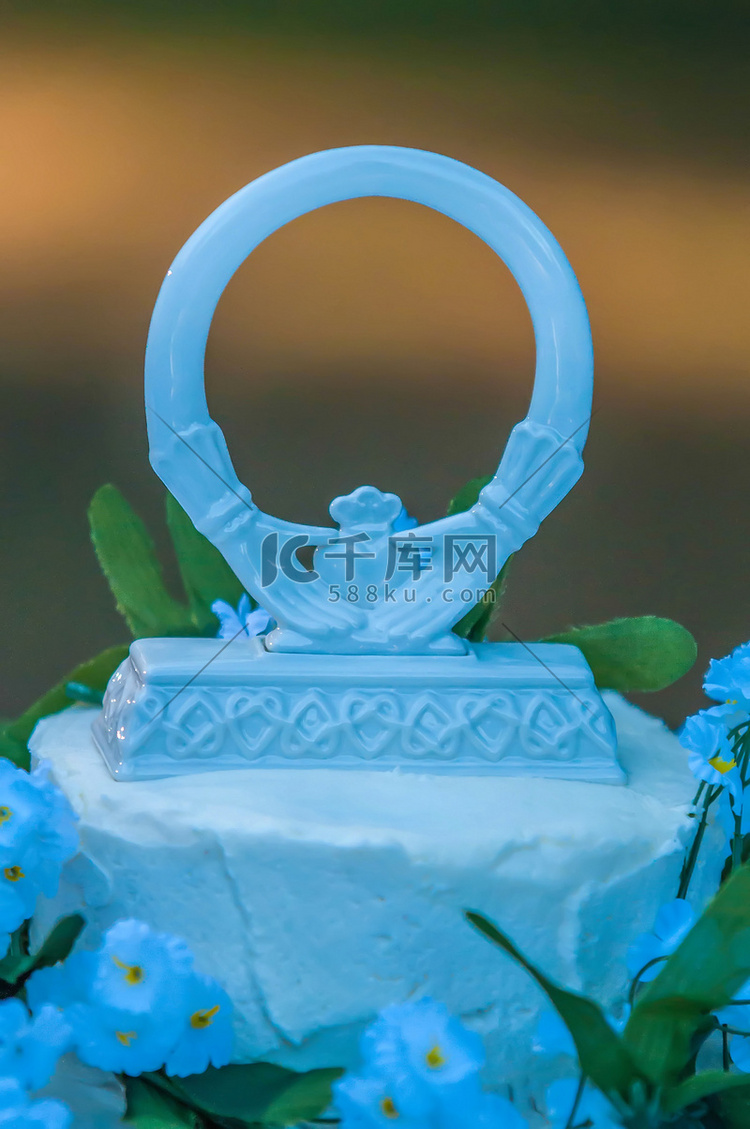 接待处白色婚礼蛋糕的特写细节