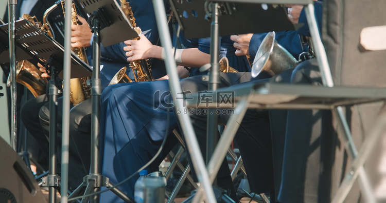 铜管乐队在音乐会上演奏爵士乐。