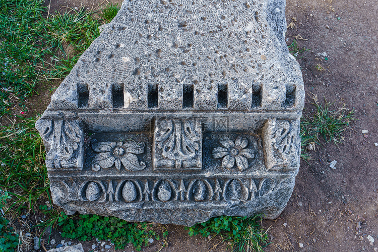 黑山布德瓦市的古代石结构遗迹。