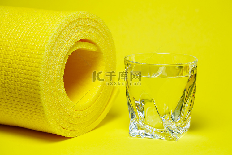 一杯水, 黄色垫子, 彩色背景