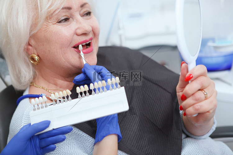 牙科诊所的女病人