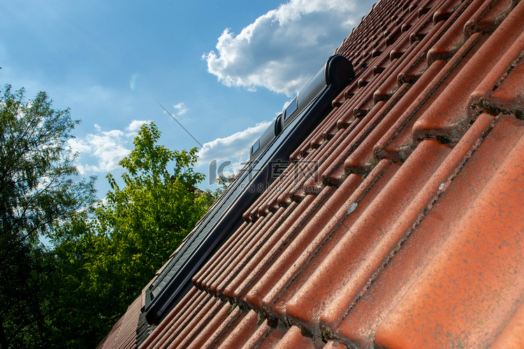 屋顶有现代太阳能电池板的历史建