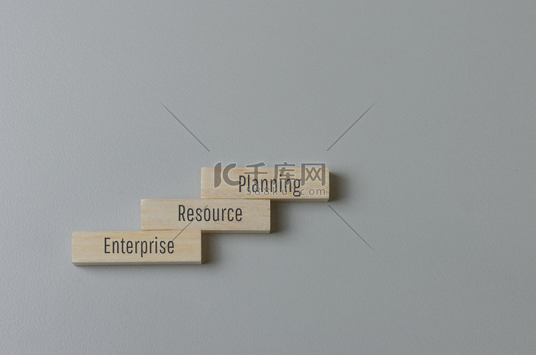 木块上有文字 ERP 企业资源