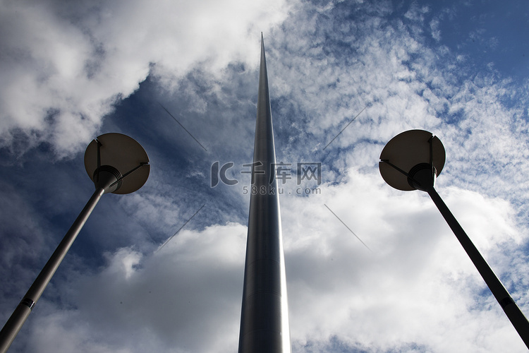 都柏林尖顶与汇聚的街灯蓝天和云