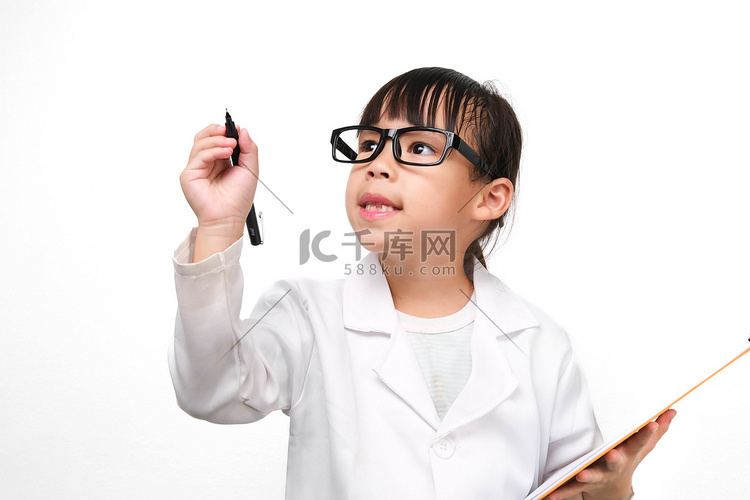 一位小科学家的画像，拿着写字板