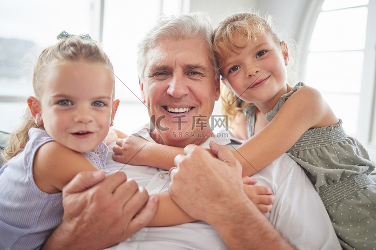 家人、孩子们对爷爷的爱和拥抱，