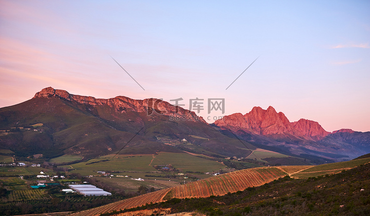 夕阳画山。