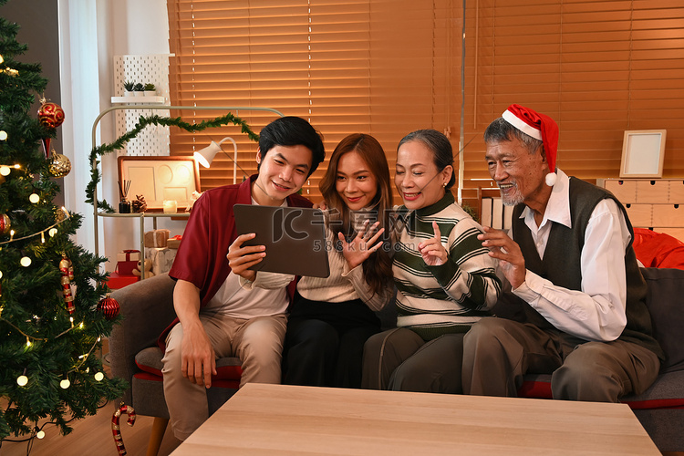 快乐的家庭在数字平板电脑上进行