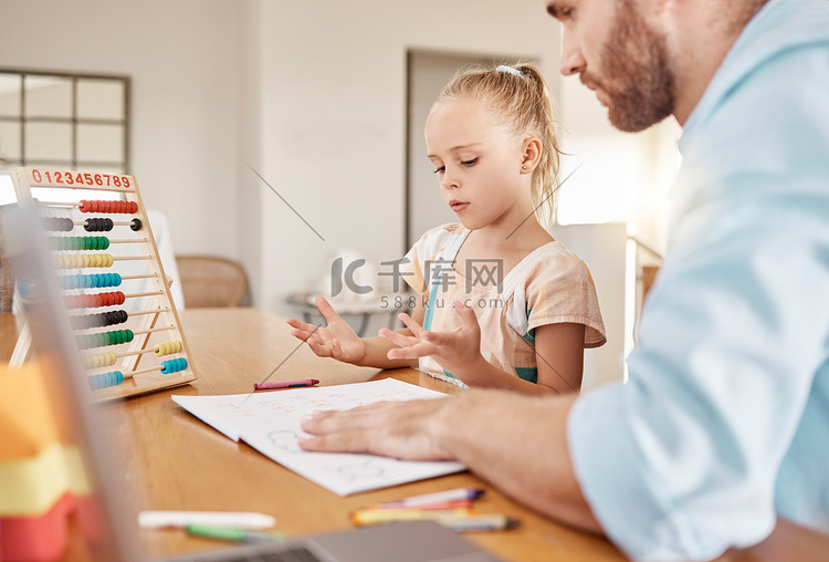 父亲和孩子在家用算盘教数学的教