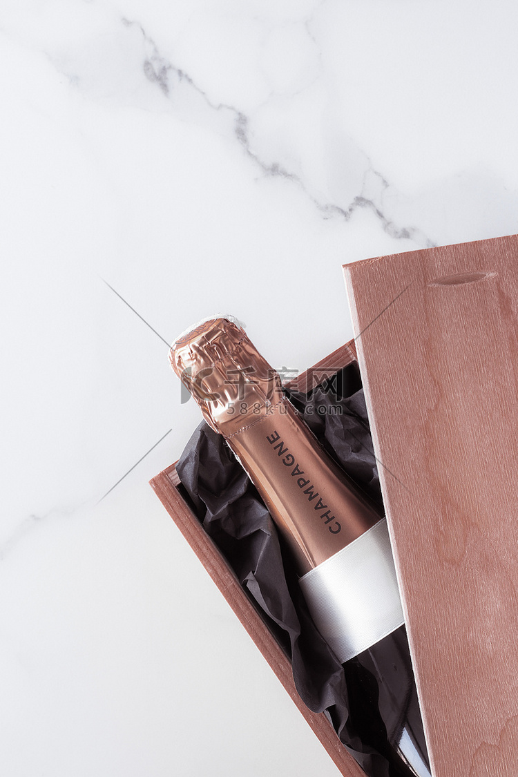 大理石上的香槟瓶和礼盒、新年、